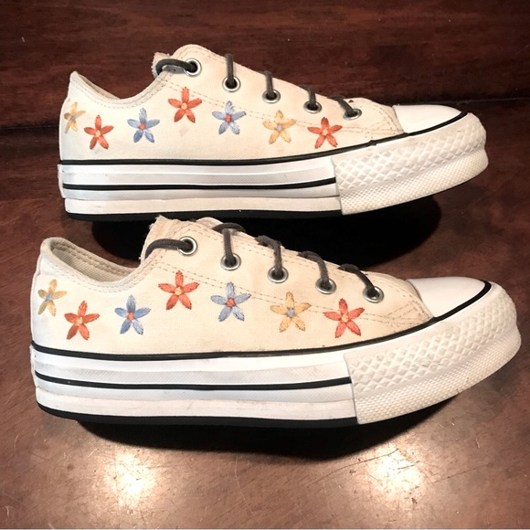 Converse $110 Chuck Taylor All Star Embroidered Flowers 671105C Big Kids Size 3 - Picture 2 of 10